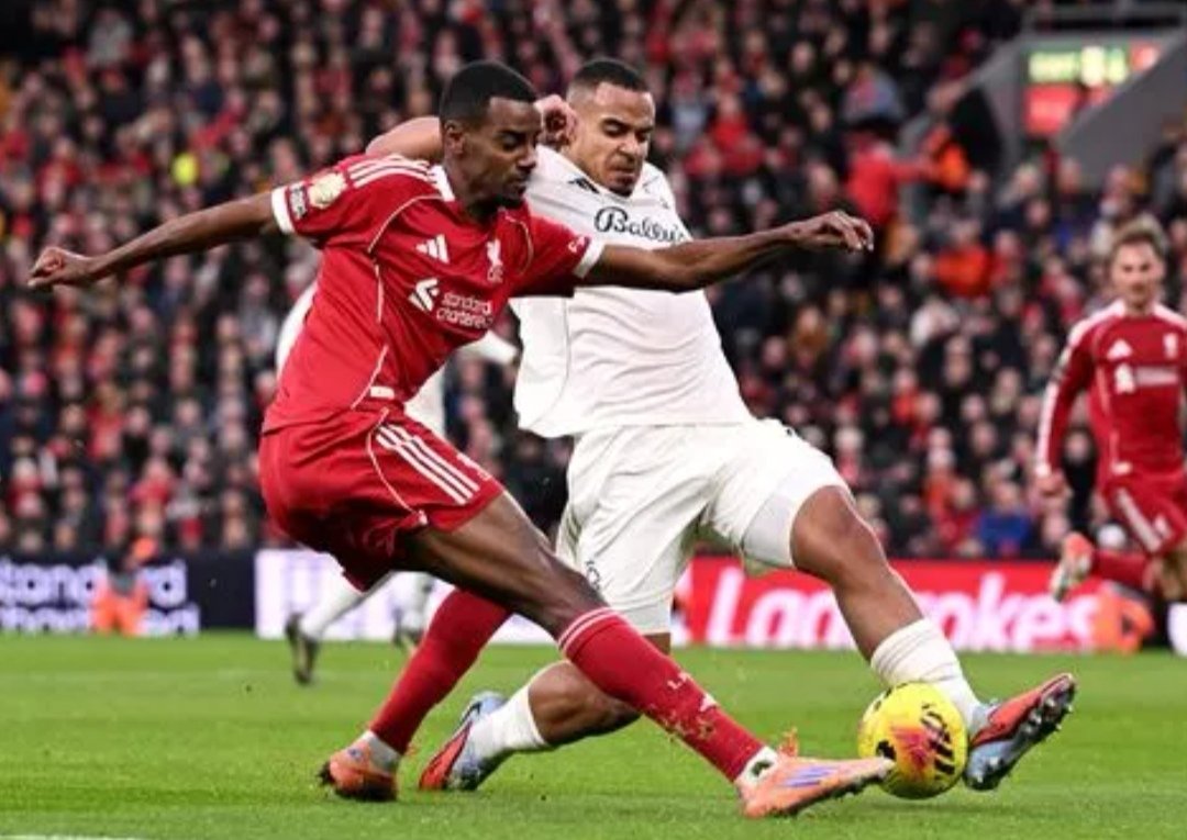 Corballyred's tweet image. Isak needs to start producing NOW.

He's not some kid adapting to a new league, he's a £125m striker.

The other day was a joke, zero intensity, jogging everywhere. No excuses about service, a £125m player creates his own chances.

He has potential to be our worst signing ever👍