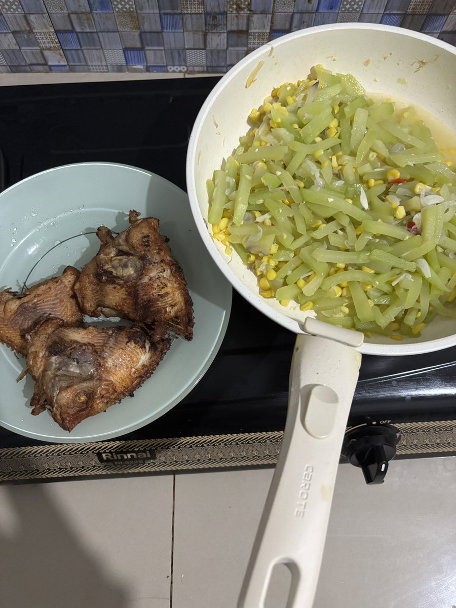 sourvive's tweet image. Aku dulu: &quot;Aku gabisa masak&quot;
Aku setelah nikah: