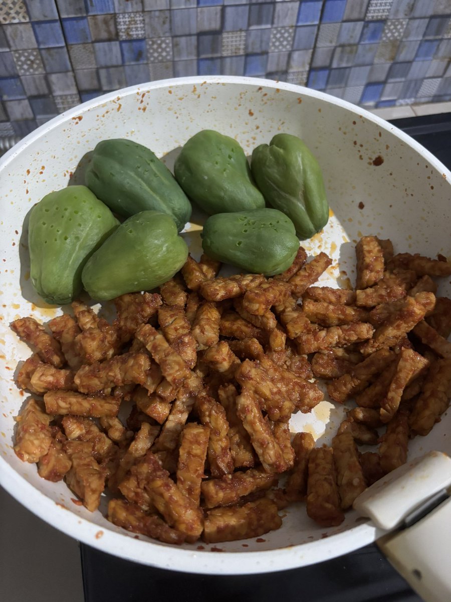 sourvive's tweet image. Aku dulu: &quot;Aku gabisa masak&quot;
Aku setelah nikah: