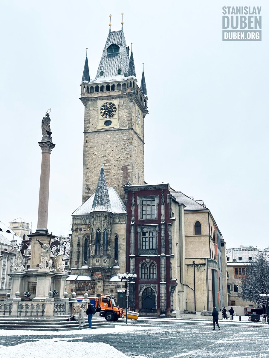 sduben's tweet image. To zas bude stížností na nestíhající silničáře, přitom Staromák stihli uklidit dřív než jsem ho ráno stihl vyfotit. Důkaz na fotce. #snow #Prague #OldTownSquare