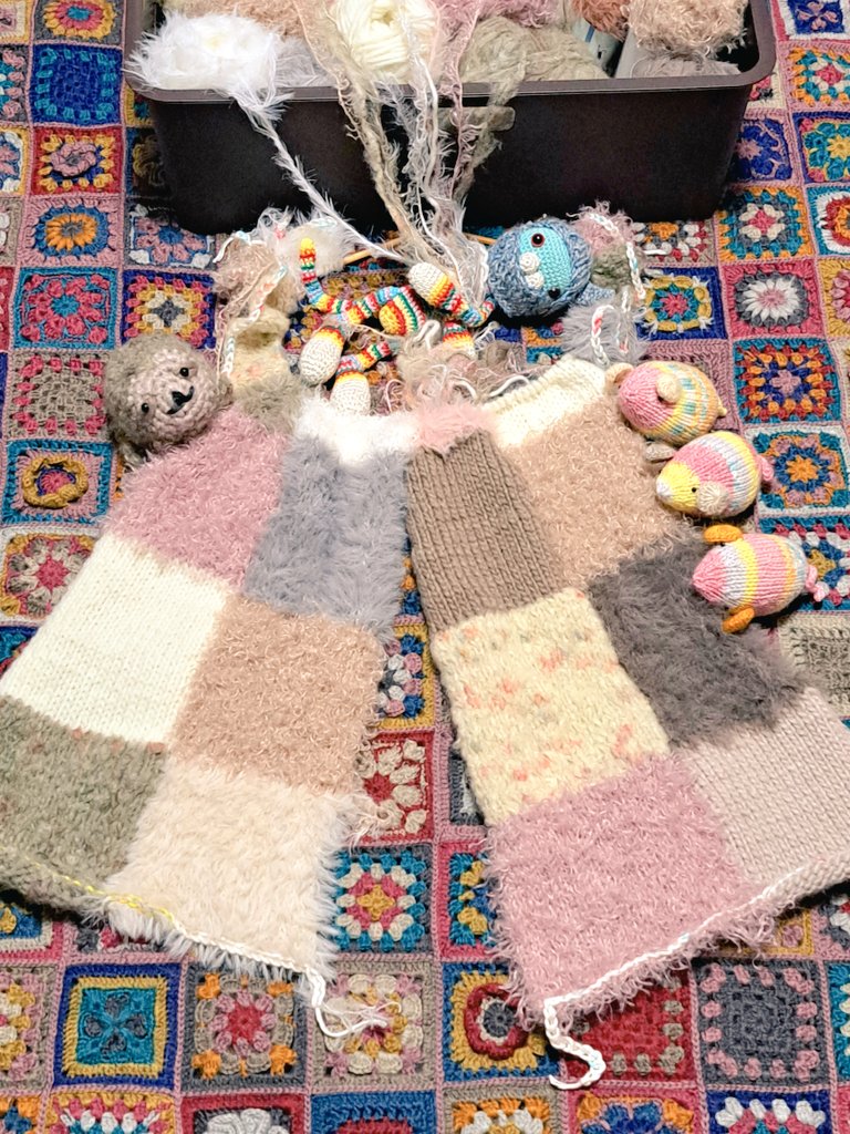 netarou_amuamu's tweet image. 1週間カーディガンのラストは、白/茶系ふわもふ多めでCOしました♡♡
1マス約12cmで編んでる(◍ ´꒳` ◍)ﾃﾞｽ