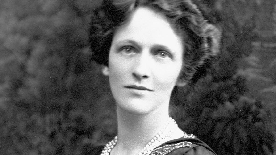 Antho_Repartie's tweet image. Nancy Astor reprochait au roi George V d&apos;être soumis aux parlementaires hostiles au droit de vote des femmes. Un jour, le roi l&apos;invite à une partie de cartes :

- Voulez-vous faire un bridge ?

- Que Votre Majesté m’excuse, mais je suis incapable de distinguer un roi d&apos;un valet.