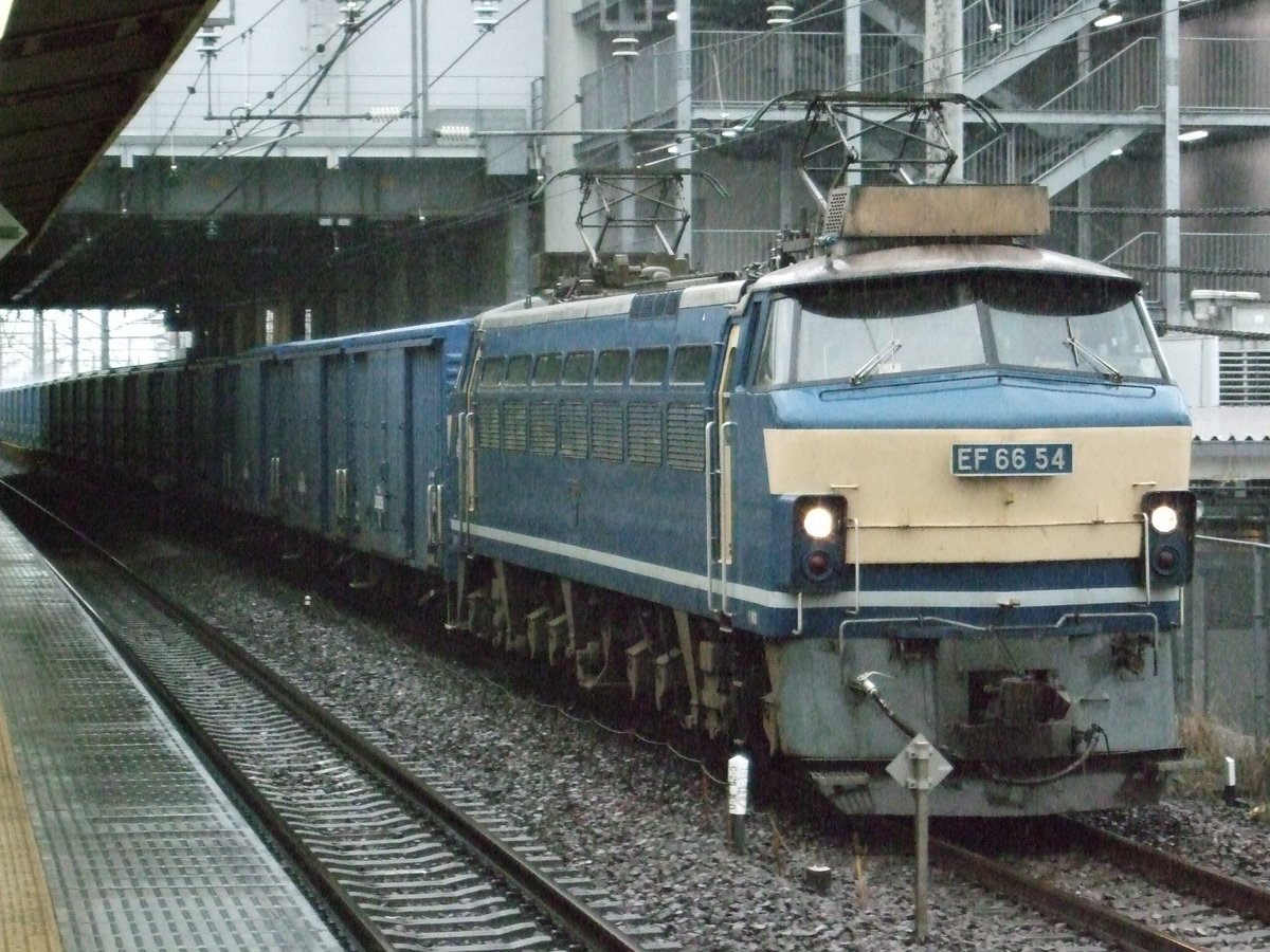 Tomo_Ishigaki's tweet image. 「我が家に眠るちょっと懐かしの鉄道写真シリーズ」
紙輸送でいっぱいのワムを牽くEF66の54号機
＠小田原駅2010.4.7
#EF66 #EF6654 #3461レ #貨物列車 #紙輸送列車