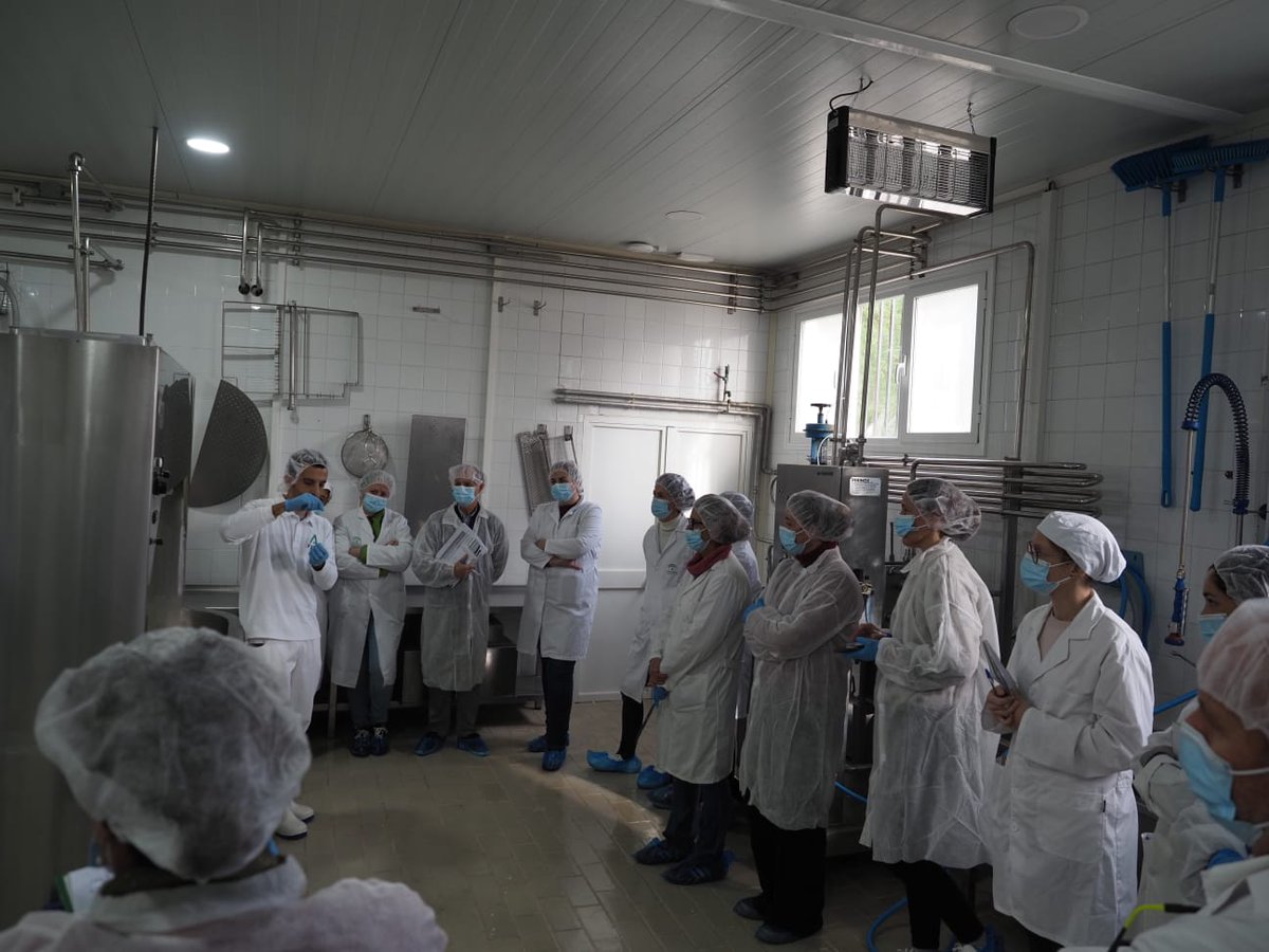 IfapaJunta's tweet image. El #IFAPA finaliza en Hinojosa del Duque la #formación &quot;Control e Inspección de Industrias Lácteas&quot;🥛

Los alumnos aprenden sobre las diversas tecnologías #queseras, el diseño de industrias y los principios fundamentales de #seguridad alimentaria 👨‍🍳

@quesandaluz