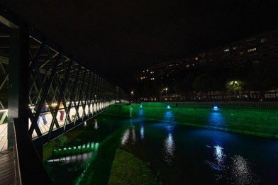 📌 Madrid Rio  

‼️Han encendido los focos del Manzanares‼️

Este año el encendido navideño ha traído consigo una (desagradable) sorpresa para los vecinos y colectivos que llevan meses luchando contra el <a href="/MADRID/">Ayuntamiento Madrid</a>, dejando inaugurado ya este adefesio lumínico que por encima de ser