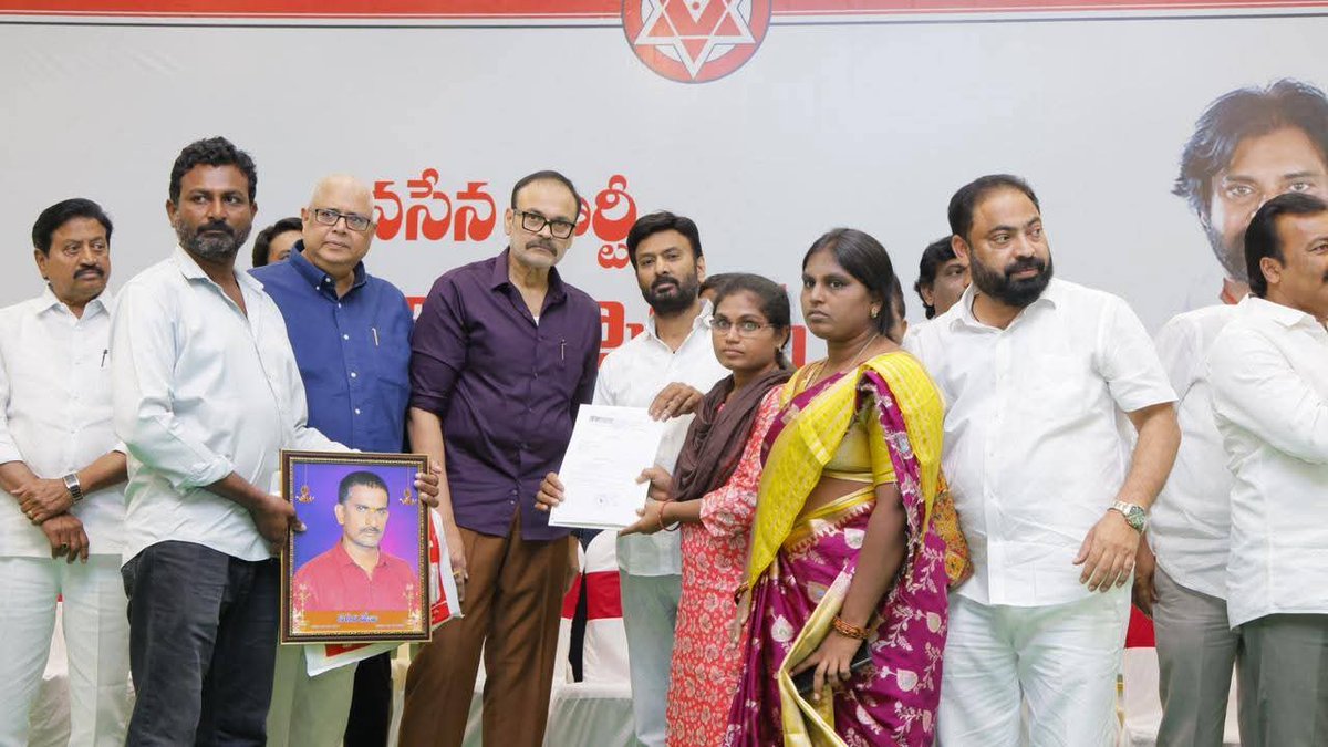 AjayaKumarJSP's tweet image. వేర్వేరు ప్రమాదాల్లో మృతి చెందిన జనసేన క్రియాశీలక సభ్యులకు సంబంధించి రూ.5 లక్షల ప్రమాద బీమా చెక్కులను సంబంధిత కుటుంబాలకు తాడేపల్లి అన్నపూర్ణ కన్వెన్షన్ హాల్లో  ఆదివారం సాయంత్రం అందజేసిన జనసేన పార్టీ రాష్ట్ర ప్రధాన కార్యదర్శి, ఎమ్మెల్సీ శ్రీ Naga Babu l గారు. ఈ కార్యక్రమంలో ఏపీ…