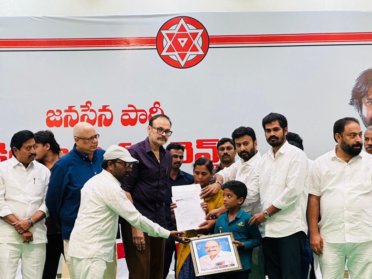 AjayaKumarJSP's tweet image. వేర్వేరు ప్రమాదాల్లో మృతి చెందిన జనసేన క్రియాశీలక సభ్యులకు సంబంధించి రూ.5 లక్షల ప్రమాద బీమా చెక్కులను సంబంధిత కుటుంబాలకు తాడేపల్లి అన్నపూర్ణ కన్వెన్షన్ హాల్లో  ఆదివారం సాయంత్రం అందజేసిన జనసేన పార్టీ రాష్ట్ర ప్రధాన కార్యదర్శి, ఎమ్మెల్సీ శ్రీ Naga Babu l గారు. ఈ కార్యక్రమంలో ఏపీ…