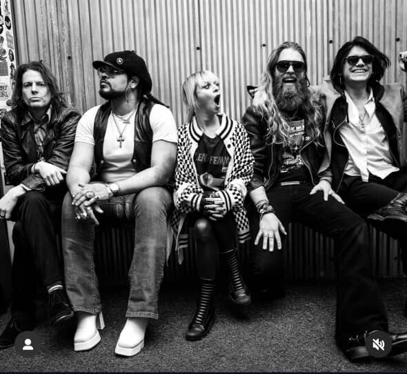 🎸 Ridiculous Bitch（リディキュラス・ビッチ）について

Ridiculous Bitch は、ニューヨーク発のバンドで、パンク、NYグランジ、グラム・ロックンロールを大胆に融合させたサウンドで知られています。