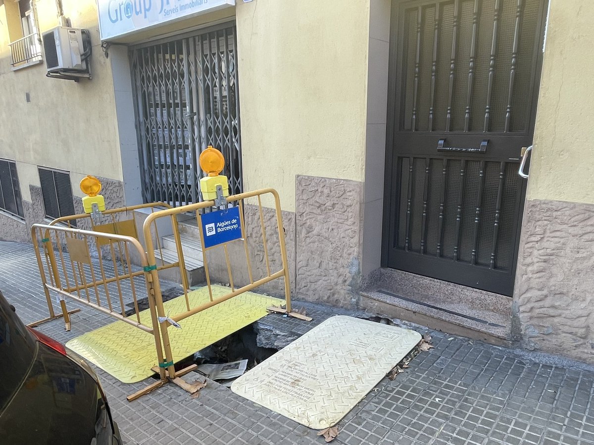 karraka_'s tweet photo. Bon dia @scgramenet 
Calle Irlanda 26
Desde el 1 de noviembre que se hizo una intervención de urgencia en la acera no se ha cerrado
Es un bloque con gente mayor y hay riesgo importante de caídas
No hay manera de que contesten al teléfono de Vía pública 
Por favor hagan algo!!! https://t.co/sizPNOYE20