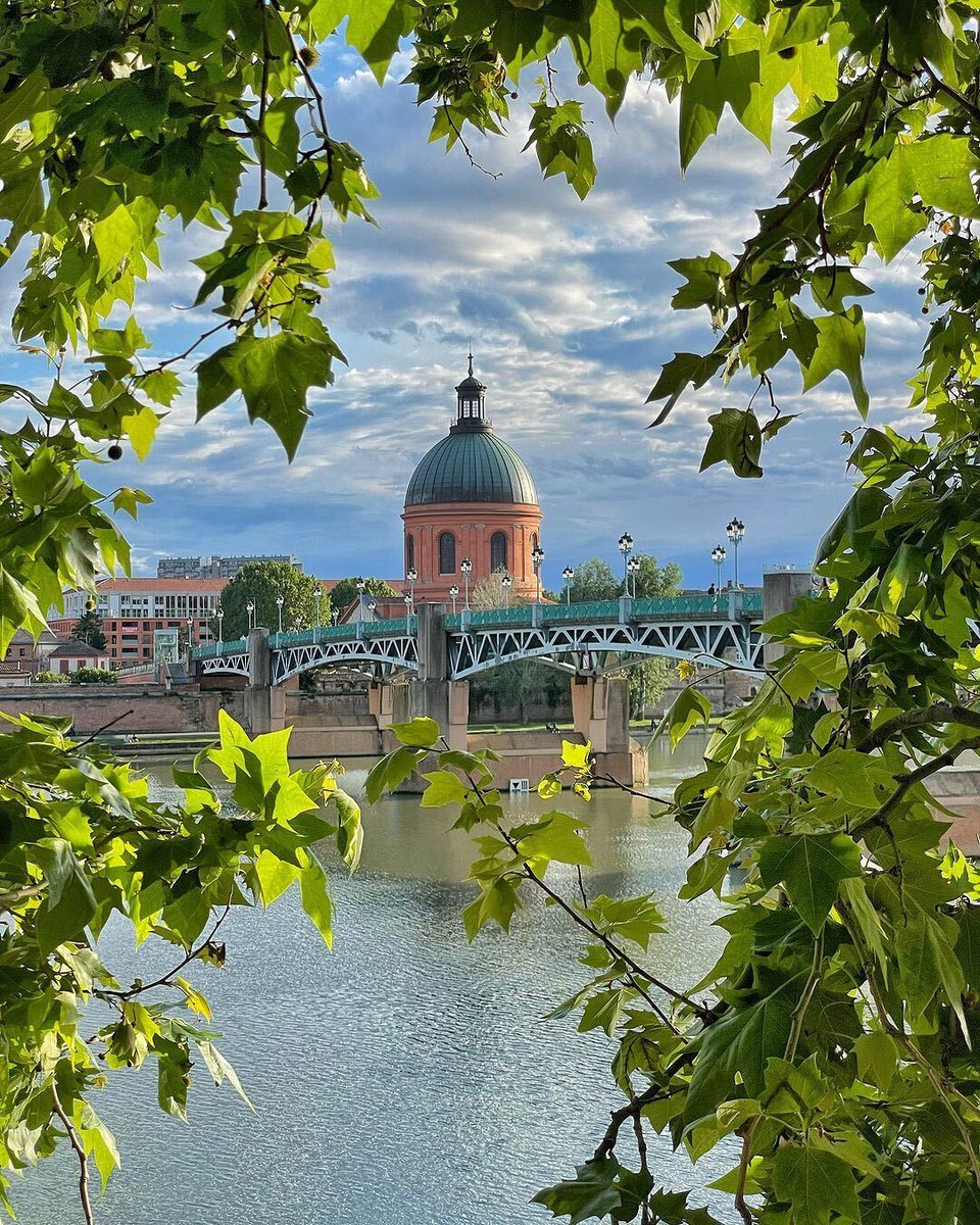 🇫🇷 Superbe vue sur le pont Saint-Pierre de Toulouse ! Très belle journée à tous ! ☀🍀

📸 fabrice31