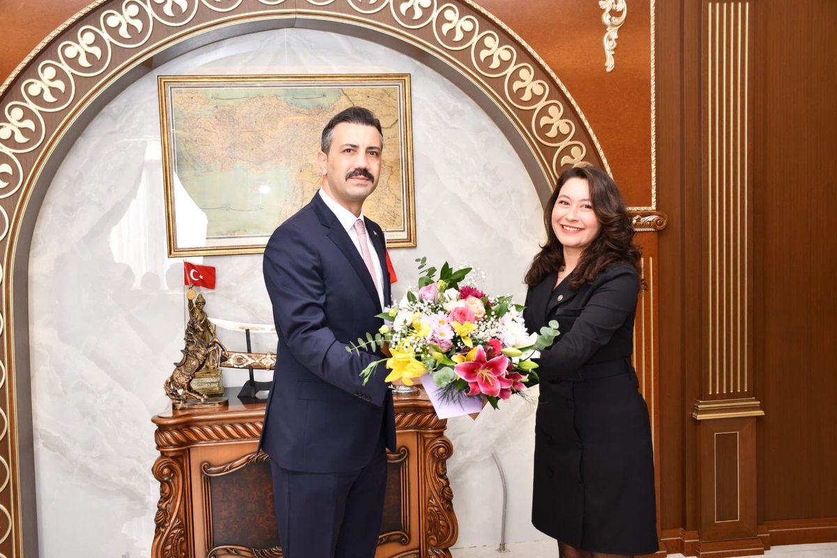 Kaymakamımız Sayın Ömer Tuğrul KUNDAKÇI, 24 Kasım Öğretmenler Günü vesilesiyle İlçe Millî Eğitim Müdürümüz Ufuk ÇETE, şube müdürlerimiz ve öğretmenlerimizi makamında kabul etti. Görüşmede öğretmenlerimizin bu anlamlı günü tebrik edilerek eğitime katkıları için teşekkür edildi.