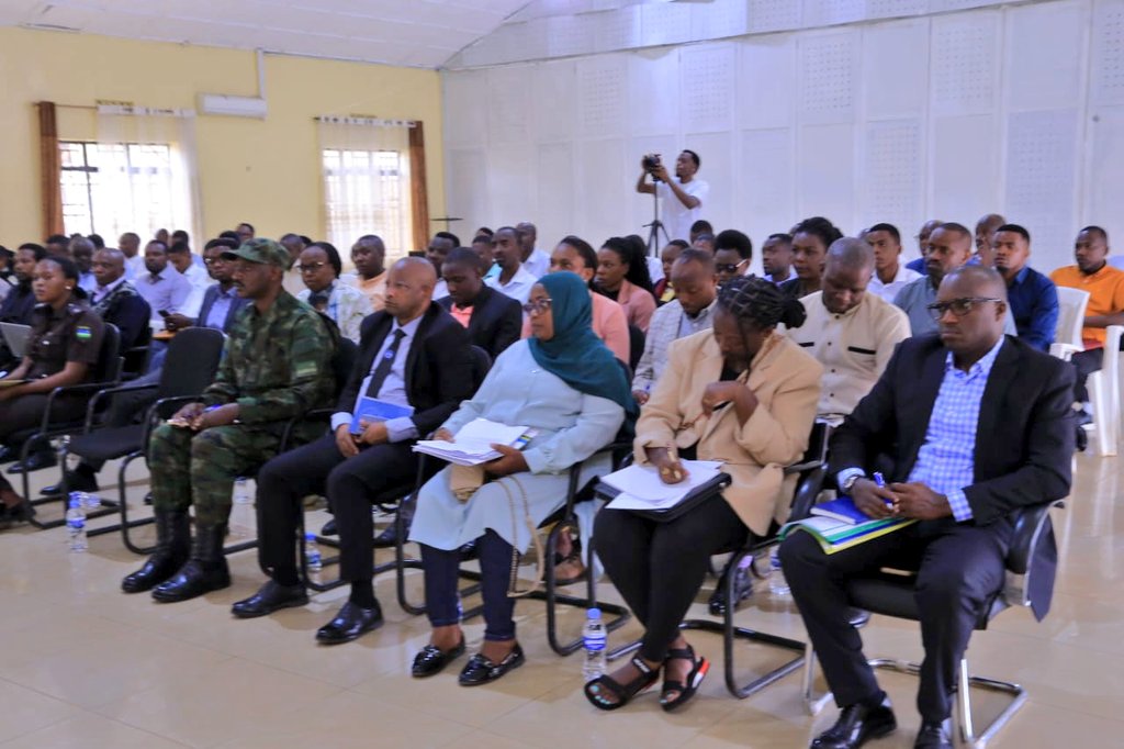 RusiziDistrict's tweet photo. Biri kuba. Mu cyumba cy'inama cy'Akarere  Umuyobozi w'Akarere SINDAYIHEBA Phanuel  yakiriye Itsinda ry'abadepite riyobowe na hon NABAHIRE Anastase baje mu karere mu gikorwa cyo kugenzura ibikorwa by'iterambere ry'imijyi,imiturire n'imikoreshereze y'ubutaka. #DepiteMuBaturage. https://t.co/WSWv3L4kSW