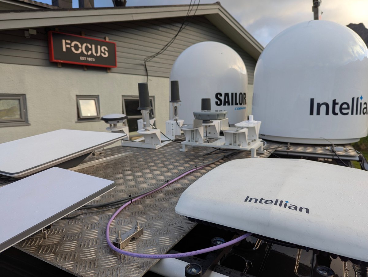 AuroraNode42's tweet image. PSA: It’s rather trivial to fool your satellite terminal to believe it can do sub 3 min/km pace in a 400m track interval sessions. Unlike the improved anaerobic capacity of the #Marlink engineer recording the session, the satellite terminal struggles with it’s connection. #GNSS