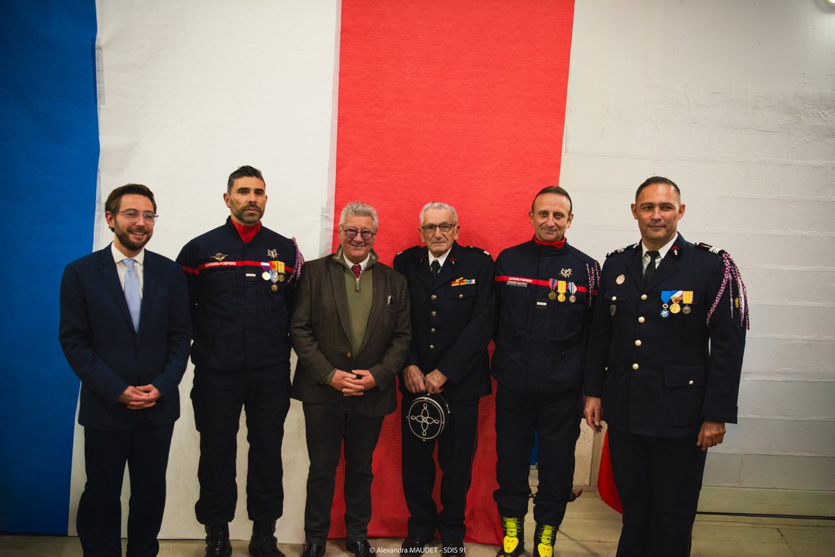 #Cérémonie | Samedi, le CIS de <a href="/Angerville_/">Angerville</a> a changé de chef ! L'adjudant-chef Patrick Nerault succède à l'adjudant-chef Paulo Vaqueiro.
+ de photos : flic.kr/s/aHBqjCBGhe