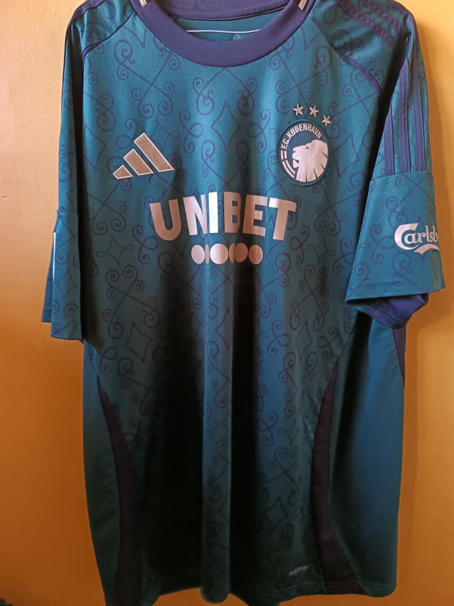 keeperswardrobe's tweet photo. Shirt of the Week #7 🦁💚
F.C. København with a tribute to the iconic Copenhagen benches — one of the smartest modern designs in football.

#FCK #FCKøbenhavn #footballkits #footballshirt #kitcollector #Superliga #adidasfootball https://t.co/YDo6pAas7p