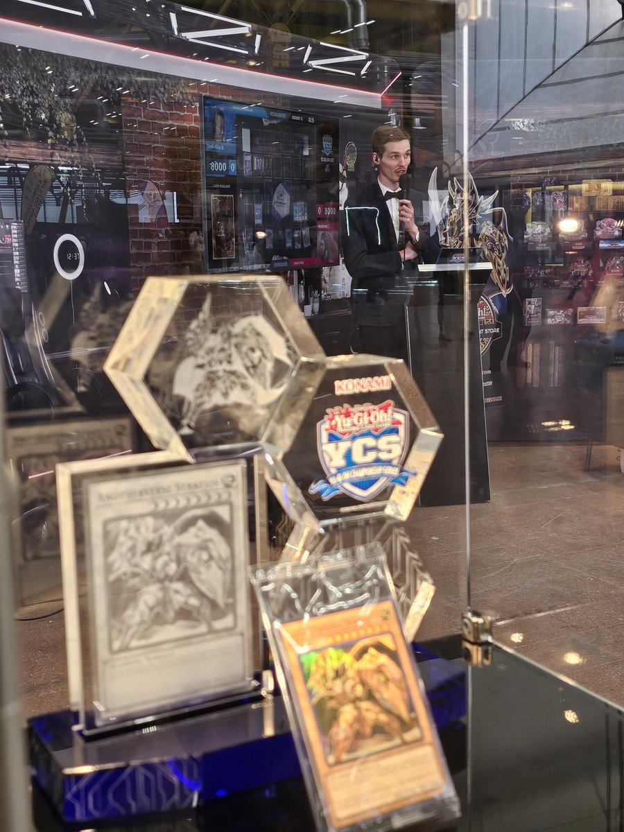 ZephyrWargames's tweet image. What a team!
Living the dream!
@BarcodeTCG
@Lampi_Ygo
@GameHogGames

#YCSBOLOGNA2025 #yugioheurope