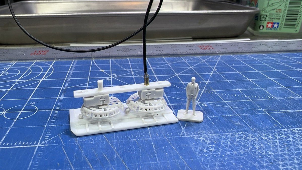 GillesV27t's tweet image. 後ろ側の三角地帯の途中ですが、先に脚を作りました。ゴーストにもエイリアン返しが付いているので先ずはファルコンのパーツを拝借。裏から薄く削り込んで“抜く”作業。上手くは行かなかったけどw
無事4点設置出来た！
#144theghost #ghostphantomII #scratchbuild