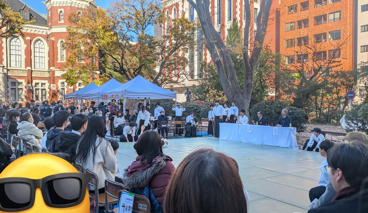 土曜日に三田祭行ってきたよ〜
いいなぁ、こんな素敵な建物に囲まれて勉強できるの…。兄貴羨ましい…私も大学受験諦めなきゃ良かったかも……