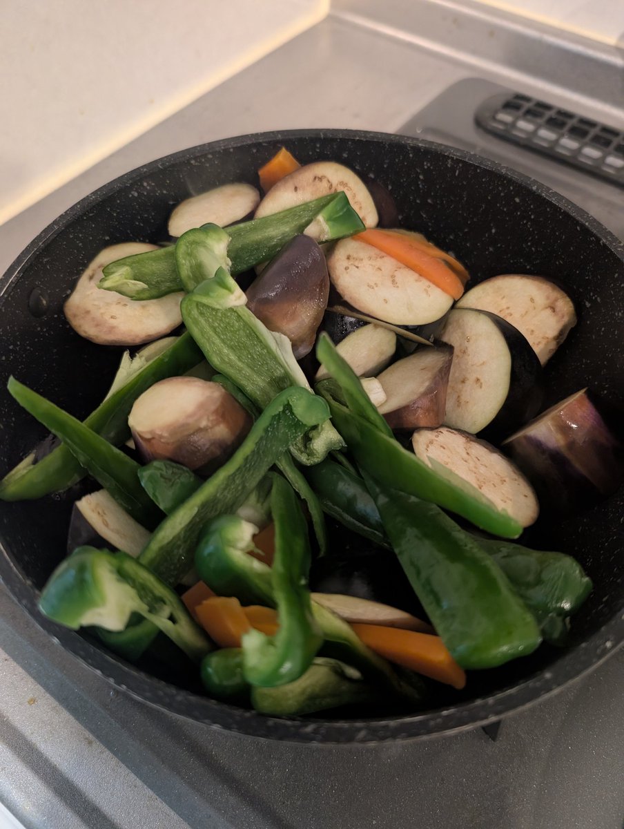 ちょっと入れすぎでフライパンミチミチだけど野菜は火を通せば縮むから大丈夫野菜のポテンシャルを信じろ