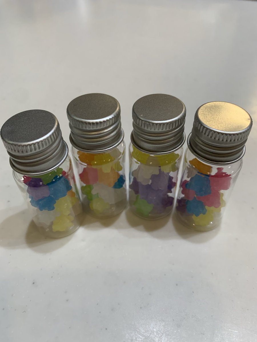 最近娘が保育園行きたくないと号泣するので元気が出る薬作った（金平糖）