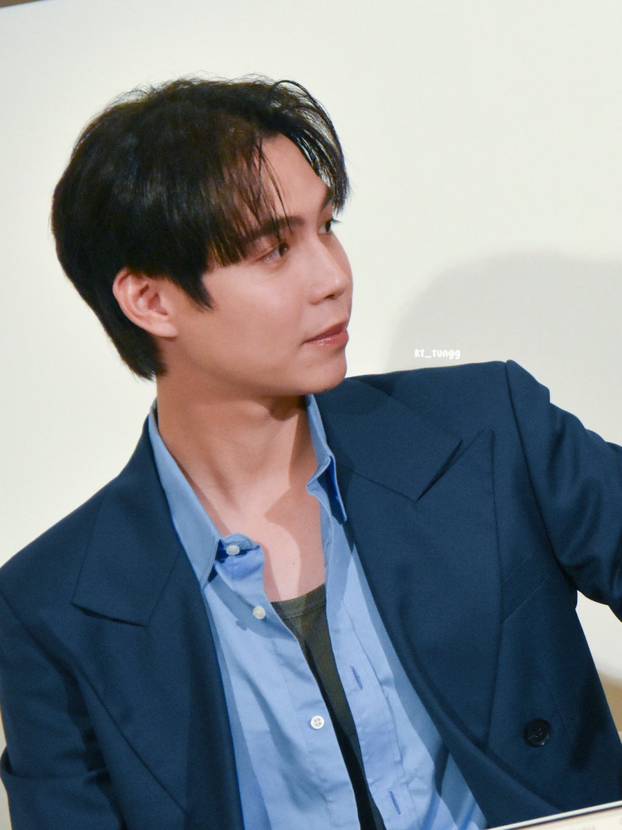 kt_tungg's tweet photo. - 23112024 -

no prizes for guessing who he was staring at!! 😙
༯ @firstkpp | #Firstkanaphan #กองทัพของเฟิร์ส ᵕ̈ 

FIRSTKHAOTUNG x DrDerma
#TheWintersWhispersWithFirstKhaotung 
#DrDermaxFK https://t.co/JWnS0oI1J6