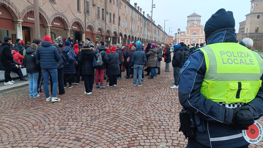Polizia Locale scende in strada per la "Camminata tra le panchine rosse"