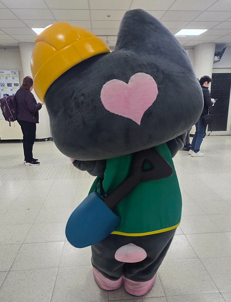 TetsumichiOf's tweet image. #やぎちゃんの足あと
#黒部ダム
#赤牛岳
#くろにょん
#ツキノワグマ
黒部ダム堰堤からは裏銀座縦走の際に２度目の登頂計画を目指す赤牛岳の勇姿😋扇沢改札口では、くろにょんが出迎えてくれました😆２度目の出会い✨扇沢を後に運転してると…沿道の藪にツキノワグマ😱10mも満たない距離での遭遇😨