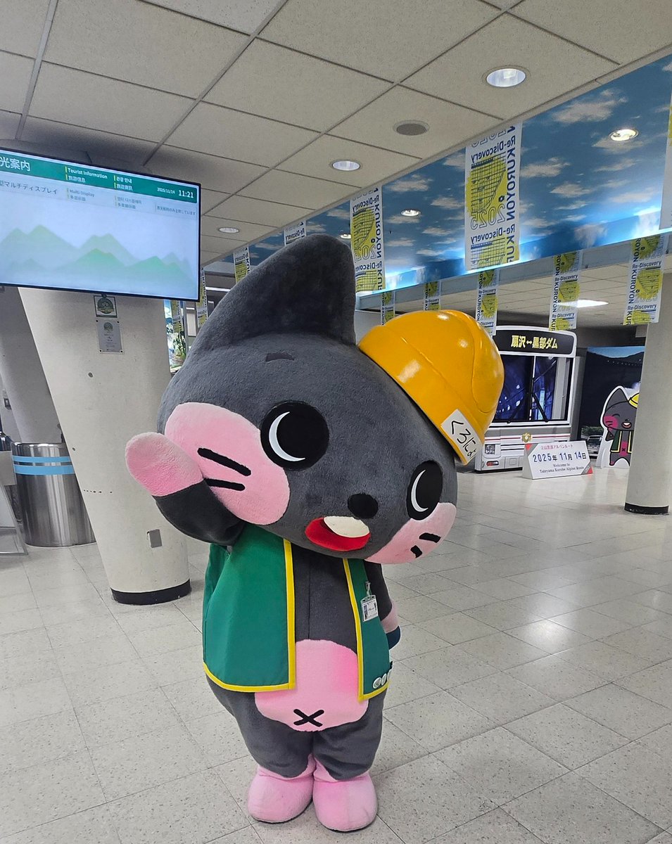 TetsumichiOf's tweet image. #やぎちゃんの足あと
#黒部ダム
#赤牛岳
#くろにょん
#ツキノワグマ
黒部ダム堰堤からは裏銀座縦走の際に２度目の登頂計画を目指す赤牛岳の勇姿😋扇沢改札口では、くろにょんが出迎えてくれました😆２度目の出会い✨扇沢を後に運転してると…沿道の藪にツキノワグマ😱10mも満たない距離での遭遇😨