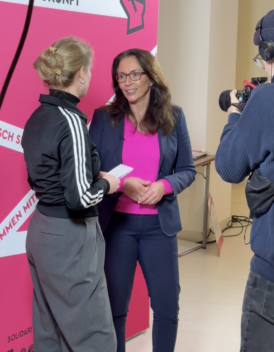 Durfte die Chefin <a href="/dgb_news/">DGB - Deutscher Gewerkschaftsbund</a> Yasmin Fahimi interviewen. ✨ 
So eine Kürze und Präzision in den Antworten - da könnten die ganzen um den heißen Brei floskelnden Politiker mal in die Lehre gehen.
