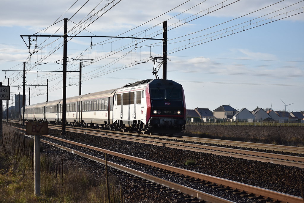 CheminsdeFerTC's tweet photo. Entre Orléans et Paris, une =>#BB26000 tracte un Corail au niveau de #Toury (28) au bas soleil de 12-17.
📷Jonathan Guiho, source : Flickr https://t.co/ZFODxsH24N https://t.co/SZvJm2zuti