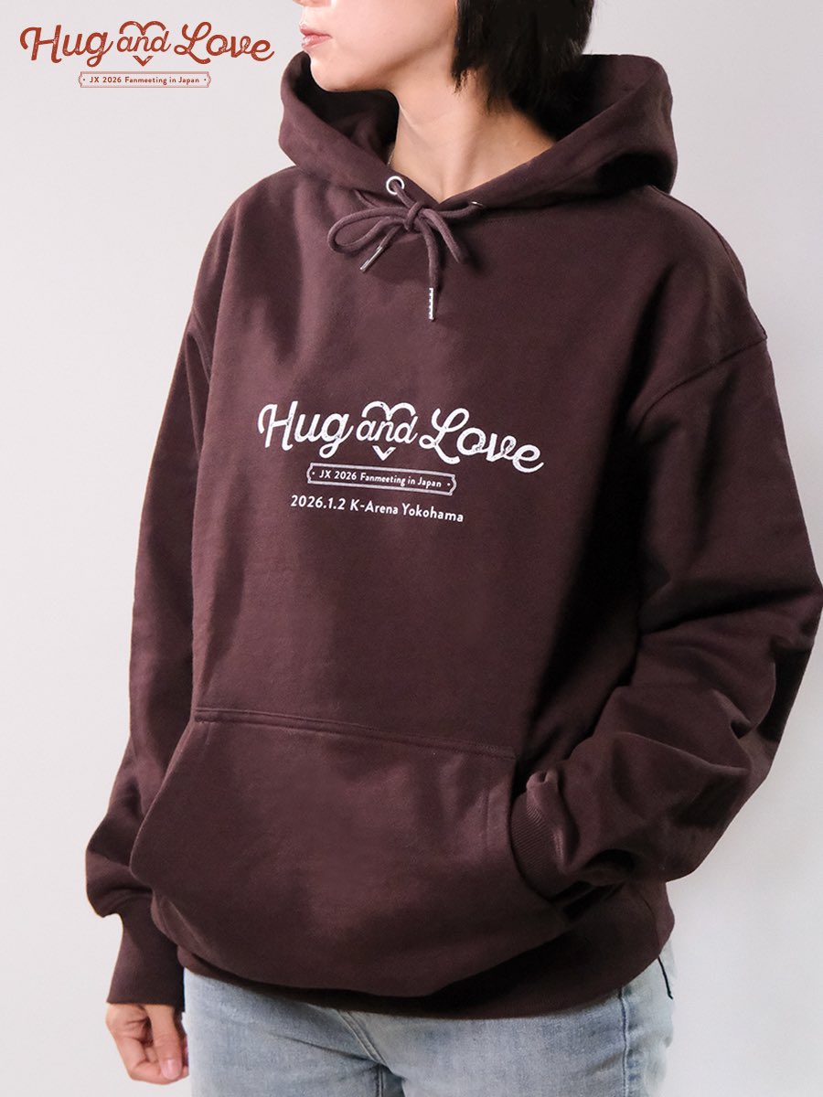 【JX 2026 JAPAN FANMEETING 'Hug &amp; Love'】
グッズ会場受け取りオンライン事前販売
本日から二次受付開始！🛍️

グッズの中からパーカーを紹介👕✨
チケットをお持ちの方は
アプリから事前のお申込みをお願いします！

＜受付期間＞
2025年11月24日(月)18:00～12月19日(金)23:59