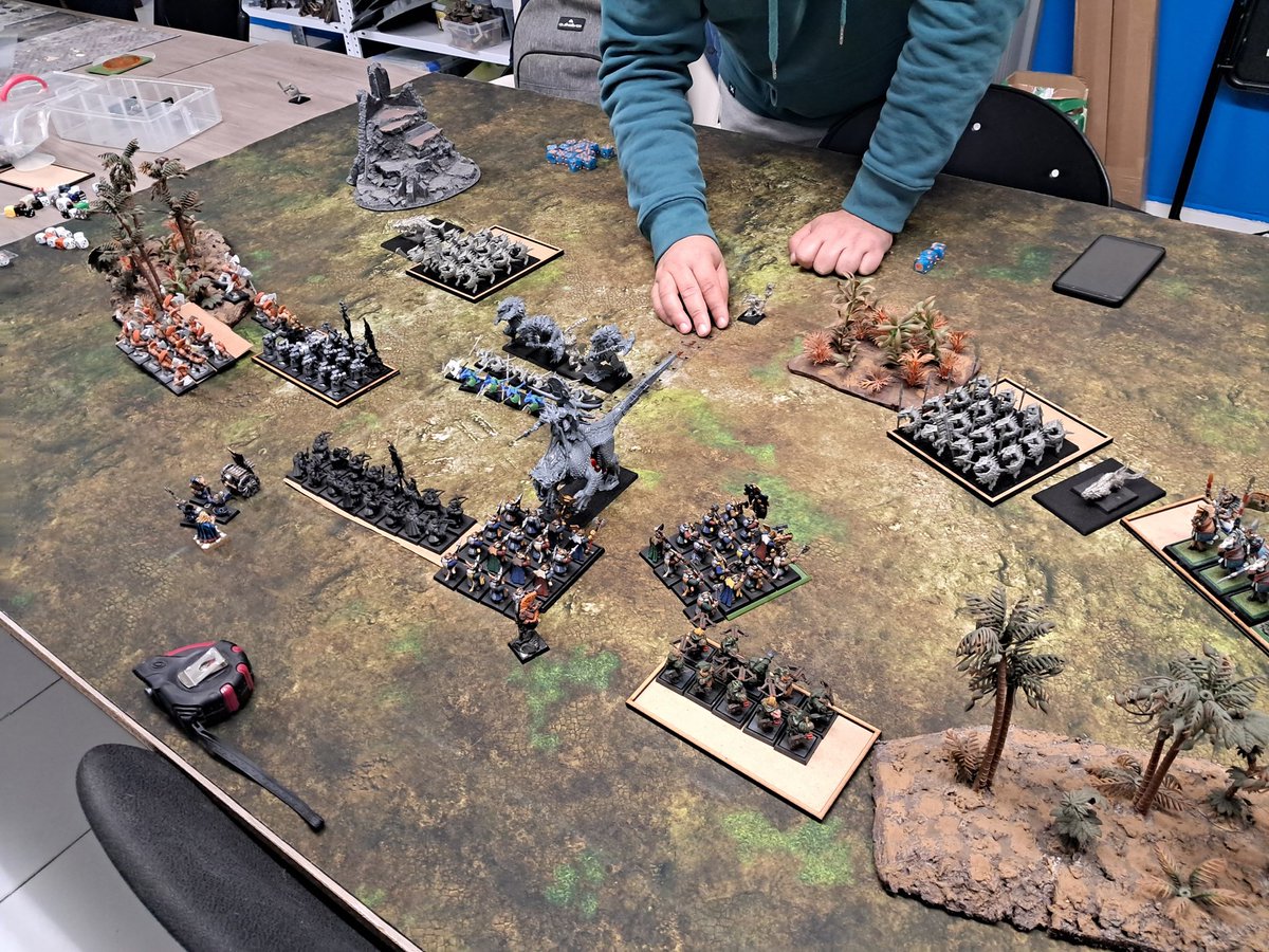 Finde muy Warhammero.

El sábado le dimos a Old World en una batalla entre enanos y hombres lagarto. Muy duros esos reptiles. Victoria por la mínima.
Todavía decidiéndome si pintar los nanos o seguir con los Altos Elfos.