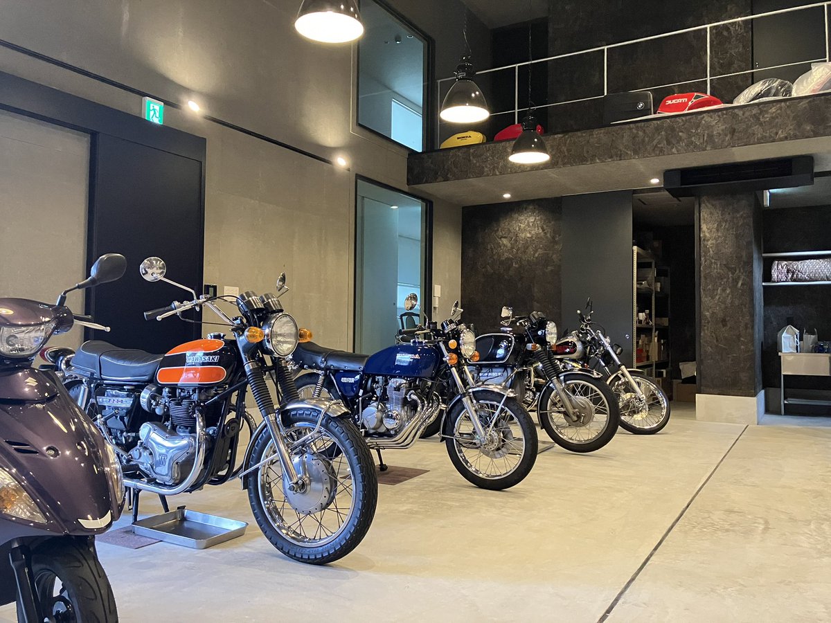 展示品限定格安出品！！他、オーダーメイド　バイクガレージ　未使用　新規制作品 Hidden amongst the abandoned cars, a brand new 50 year old bike