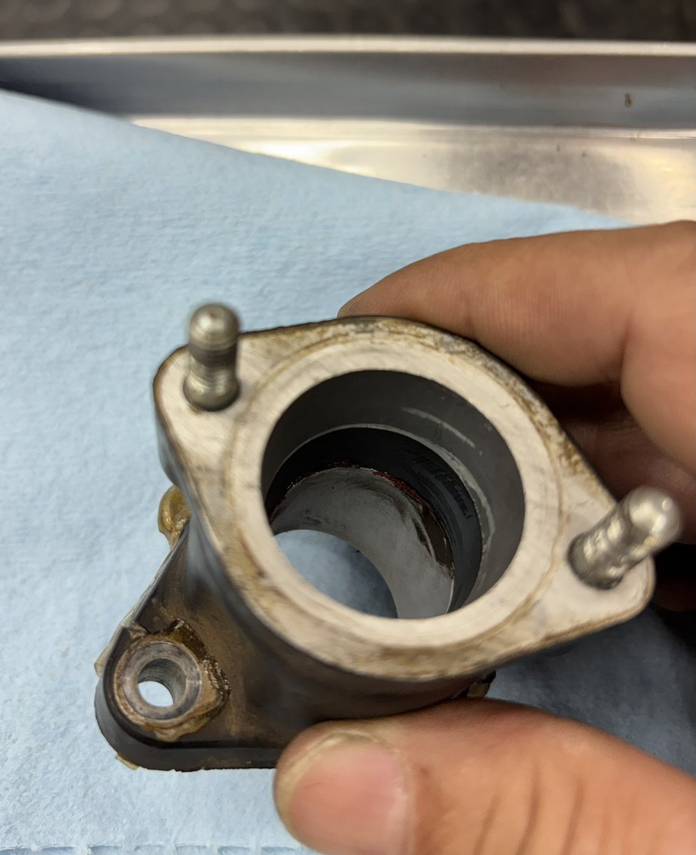 n4t2f's tweet image. スタート直前にゴム部とアルミ部分が剥離してパコパコになってエンジンがかからなくなったマニホールド…
応急で接着剤流し込んで直したんだけど外してみたら意外としっかりと付いててワロタ😂
まだスペア部品として使えそうw