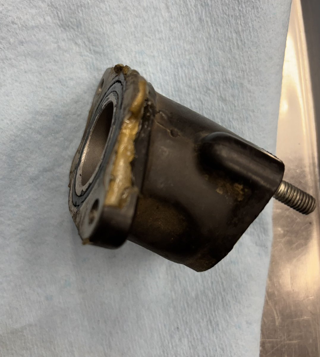 n4t2f's tweet image. スタート直前にゴム部とアルミ部分が剥離してパコパコになってエンジンがかからなくなったマニホールド…
応急で接着剤流し込んで直したんだけど外してみたら意外としっかりと付いててワロタ😂
まだスペア部品として使えそうw