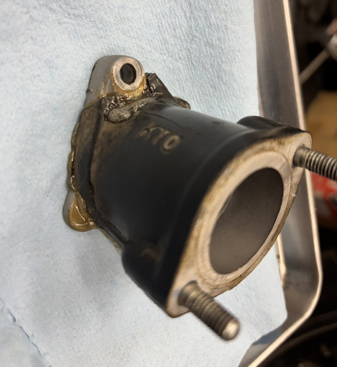 n4t2f's tweet image. スタート直前にゴム部とアルミ部分が剥離してパコパコになってエンジンがかからなくなったマニホールド…
応急で接着剤流し込んで直したんだけど外してみたら意外としっかりと付いててワロタ😂
まだスペア部品として使えそうw