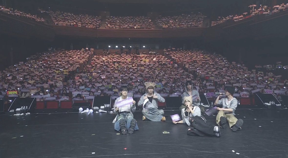 7bellsbears's tweet image. Major goosebumps 😭😭
Guys look how many verrers showed up😭😭 kangmin was like “we are performing in a three floors hall now” and gyehyeon was so happy seeing so many verrers😭😭😭 they deserve this this snd more please #VERIVERY
