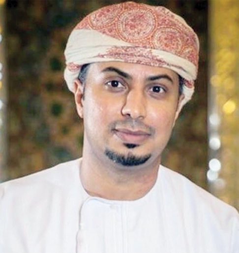 UFAQ_OM's tweet photo. 🟣🇴🇲الدكتور الكندي والدكتور الإسماعيلي يقودان أول إنجاز عُماني في استبدال الصمام ثلاثي الشرفات بالقسطرة

• إنجاز طبي جديد لعُمان: نجاح أول عملية لاستبدال الصمام ثلاثي الشرفات بالقسطرة في السلطنة بمستشفى جامعة السُّلطان قابوس.

•🏥 المستشفى الثاني في الشرق الأوسط الذي يُطبق تقنية استبدال الصمام الثلاثي عبر القسطرة باستخدام صمام لوكس بلس المتطور.

•👨‍⚕️ فريق وطني يقود الحدث: 
الإجراء تم بقيادة
•د. فهد بن عبدالله الكندي – استشاري أول ورئيس برنامج أمراض القلب التداخلية.
•د. عبدالله بن محمد الإسماعيلي – أستاذ مشارك ورئيس قسم القسطرة.
وبمساندة فريق فني وتمريضي وتخدير متكامل. 💉

•⚙️ تقنية تعزّز الدقة وتقلّل الجراحة: العملية تُعد نقلة نوعية تُسهم في تقديم علاج متقدّم دون الحاجة لجراحة معقّدة، مما يرفع مستوى الأمان والراحة للمرضى. ⚡🫀

•🌐 خطوة تعزّز ريادة المدينة الطبية الجامعية: نجاح العملية يعكس قدرة الكفاءات الوطنية على استخدام أحدث التقنيات، ويدعم مكانة المستشفى كمركز إقليمي متخصص في علاجات الصمامات المتقدمة عبر القسطرة. 🏆

•📈 دعم مباشر لمستوى الرعاية الصحية في عُمان: الإنجاز يرسّخ دور المدينة الطبية في تقديم رعاية عالية التخصّص، ورفع جودة الخدمات الصحية في السلطنة. 💼