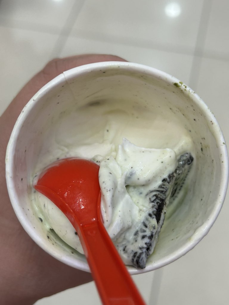 So disappointing <a href="/DairyQueen/">Dairy Queen</a> PH. Oreo matcha pero plain na sa ilalim tsk