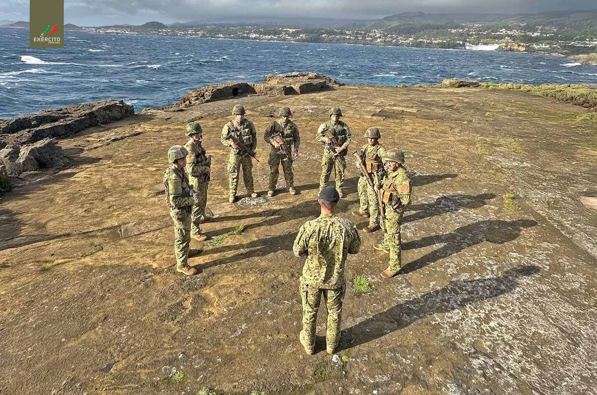 Exercito_pt's tweet photo. 🔍 Recentemente, o Regimento de Guarnição N.º 1, sediado na Ilha Terceira, conduziu o 4.º Curso de Promoção a Cabo de 2025, elevando competências de liderança próxima, disciplina e domínio técnico.
#ExércitoPortuguês #RG1 #ZMA https://t.co/Fpnf88CJmp