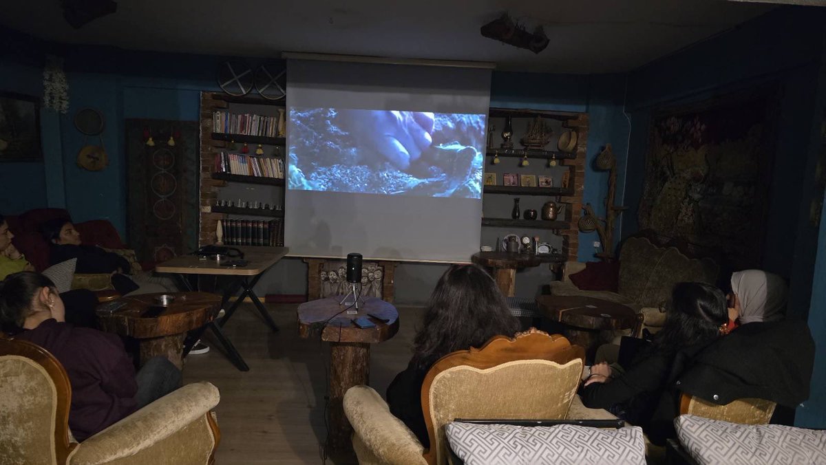 📍İzmir 

25 Kasım’a giderken film etkinliğinde buluştuk. 
Köleliğe karşı Jin Jiyan Azadî ile her yerde  mücadelemizi büyüteceğiz. 

#25Kasım 
#25Mijdar