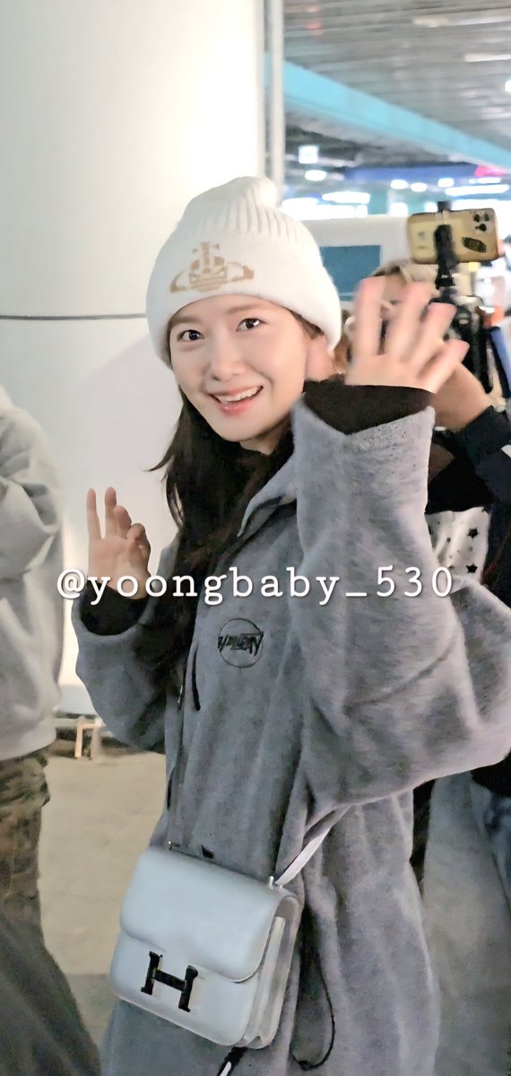 yoongbaby_530's tweet image. 눈빛 귀여웡 상냥해🥰

251124 #윤아 #임윤아 #YOONA 인천 입국