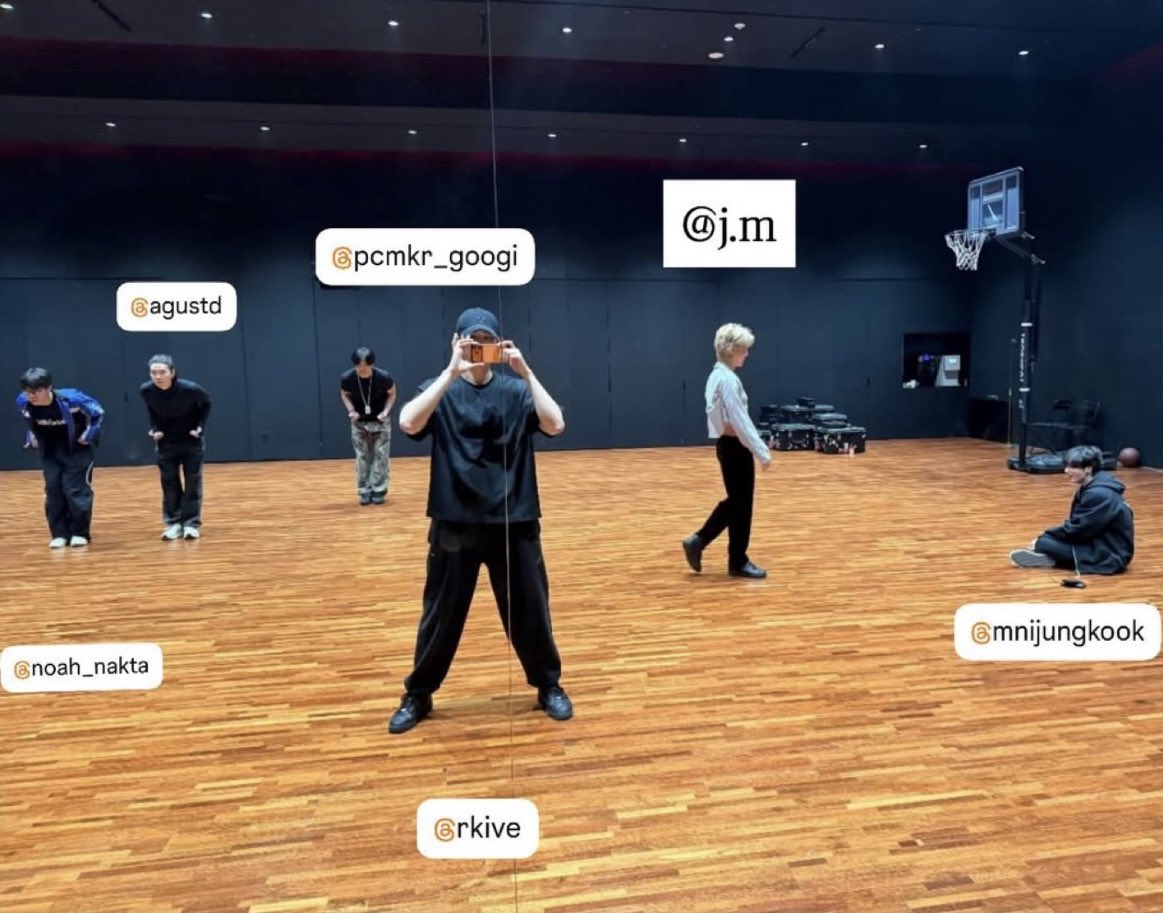 btschartsdailyc's tweet image. One of Hybe performance directors reposted #RM pic and tagged #BTS members via IG Story! 😭💜