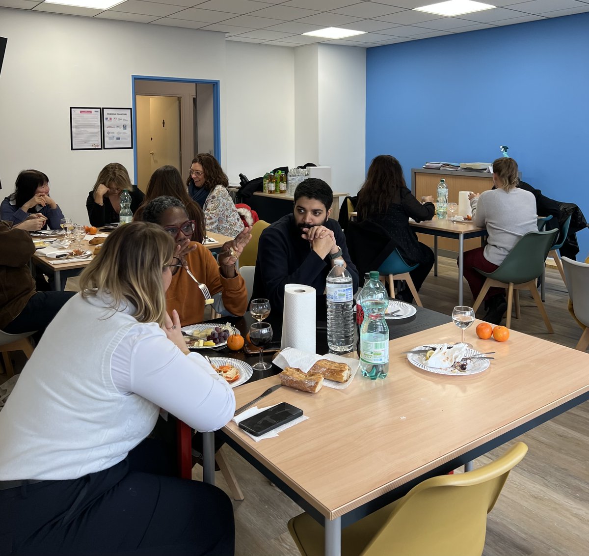 Jeudi 20 novembre, les équipes de <a href="/MeiMvs/">MEI-MVS</a> se sont réunies pour un moment convivial autour du #BeaujolaisNouveau 🍇
Bonne humeur, échanges et cohésion au menu !

#MEIMVS #EspritEquipe #cohesion