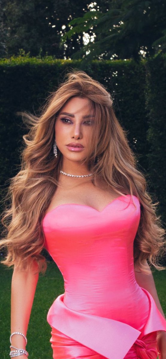 انتي القمر كله 💞
<a href="/najwakaram/">Najwa Karam</a> بحبك بتعرفي هشي؟💕