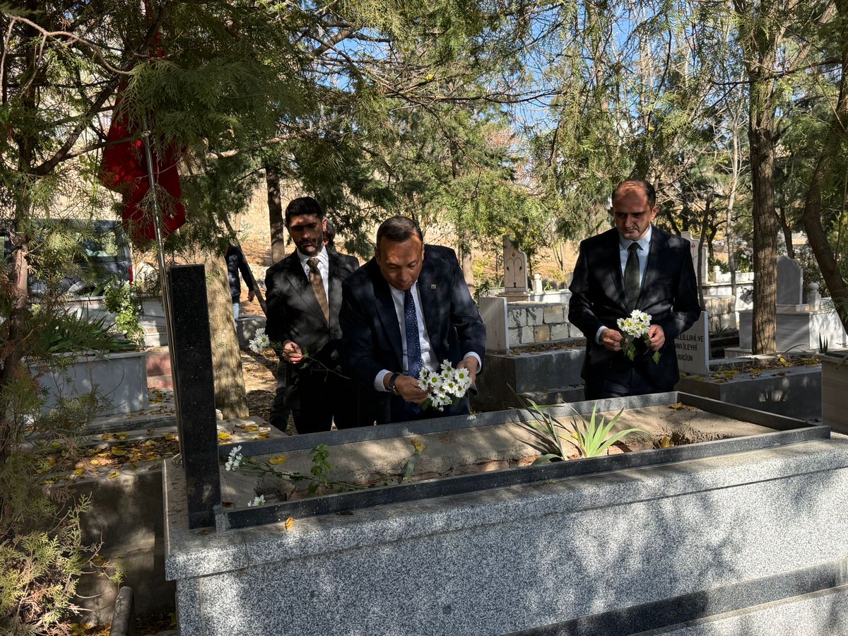 İlçe Millî Eğitim Müdürümüz Sayın Ufuk ÇETE, 24 Kasım Öğretmenler Günü kapsamında, görevi başında şehit edilen Abdulvahap YERSİZ’in kabrini ziyaret etti.
#HatıranYeter
<a href="/Mardin_Valiligi/">Mardin Valiliği</a> 
<a href="/ali_eyyupkoca/">Ali Eyyupkoca</a> 
<a href="/mazidagkaymakam/">Mazıdağı Kaymakamlığı</a> 
<a href="/UfukCete/">UfukÇete</a>