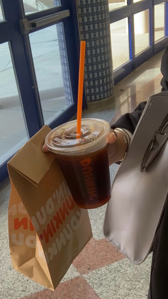 عقلي ما يبغى لك سلام ولا كلام ،،
وقلبي على شوفك من اللهفه يرفّ"