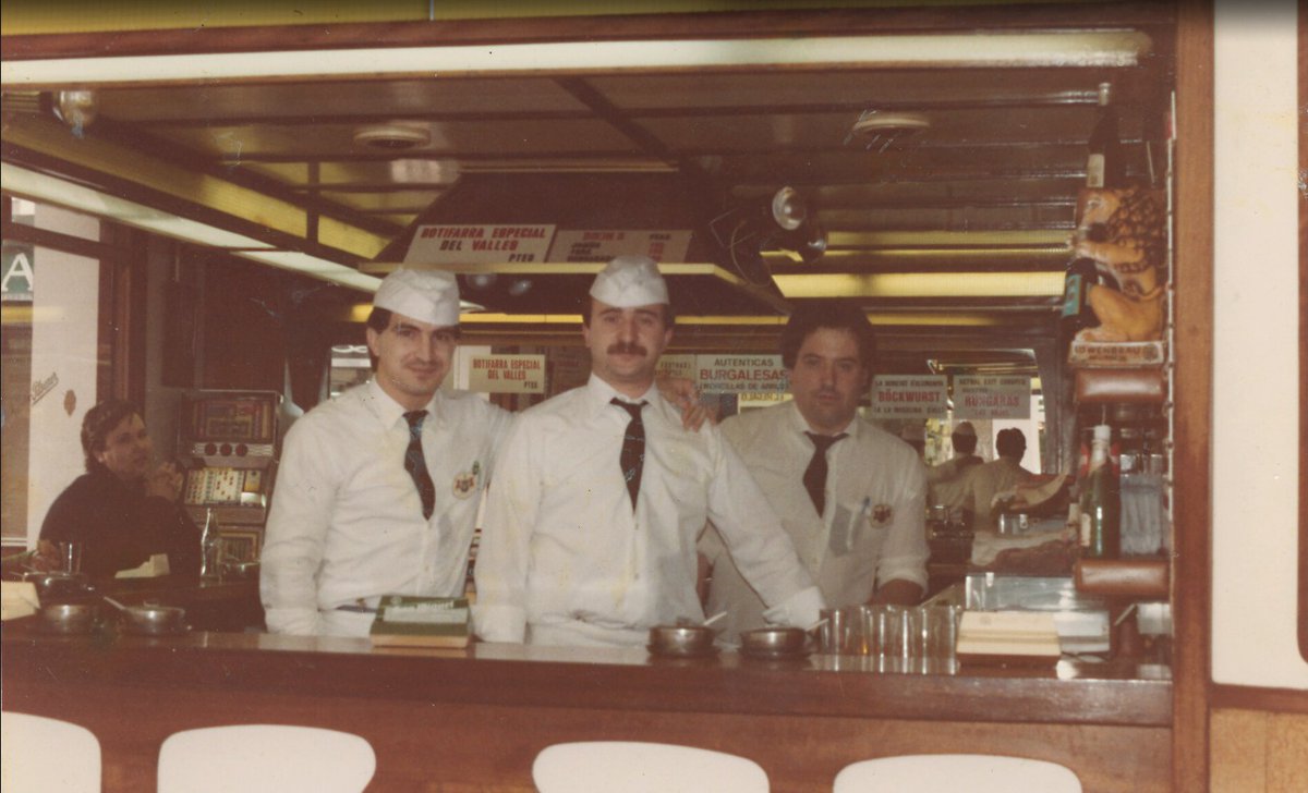 Aquesta imatge resumeix 60 anys de feina, sabor i orgull.

Som fira, som ritme, som els de sempre.

Benvinguts a Casa Vallès: aquí, quan menges, menges història.

📍 Terrassa · Barcelona · Badalona

#CasaVallès #ElsDeSempre #TanBoComSempre