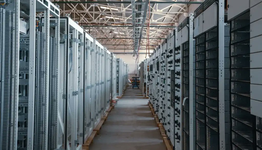 ComputerworldES's tweet image. Los #datacenters ya consumen el 1,5% de la energía mundial y podrían duplicar su demanda en 2030, un dato inquietante que nos deja una reflexión: sin modelos circulares, eficiencia y renovables, la economía del dato no será sostenible. 
Lo analizamos aquí.
bit.ly/3JSvuIB