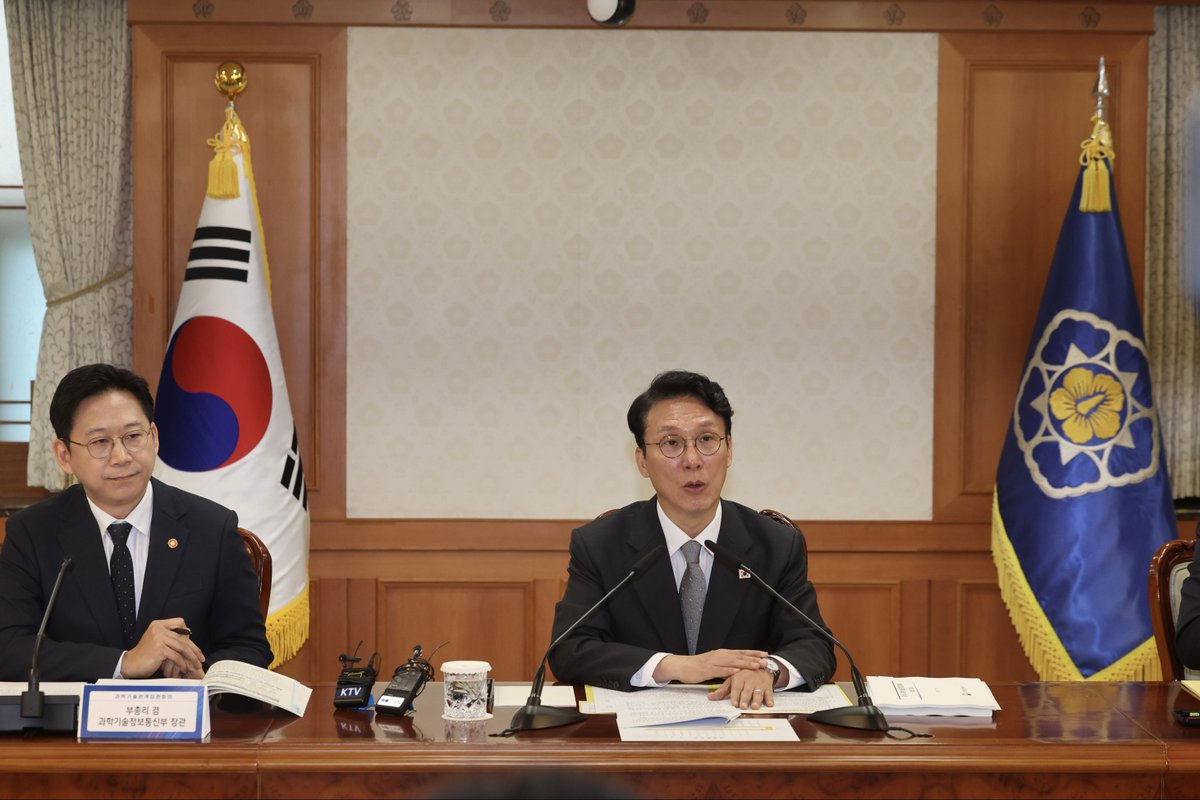 PrimeMinisterKR's tweet image. #총리일보 (’25. 11. 24.)

아침 일찍 삼청동 총리공관에서 종교계 지도자분들을 모시고 ‘상생협력 원탁회의’ 첫 만남을 가졌습니다.

우리 사회 여러 문제의 해법을 정부와 종교계가 함께 모색하는 자리로, 첫 주제는 생명존중 및 자살예방이었습니다. 오늘 만남이 실질적인 생명 살림의 길로 이어질…